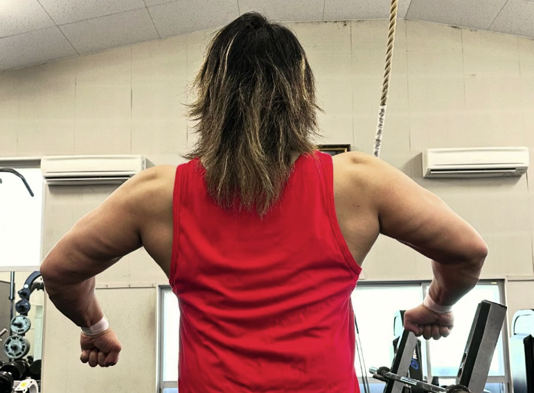棚橋弘至が“逆三角形の極み”背中トレを披露！新日本道場で魅せた王者の背中にファン歓喜