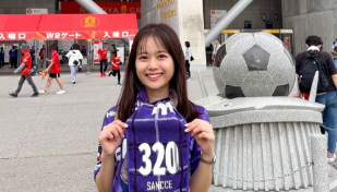 「親子でゴール裏デビュー！」広島ホームテレビ・岡本愛衣アナ、サンフレ観戦オフショットにほっこり