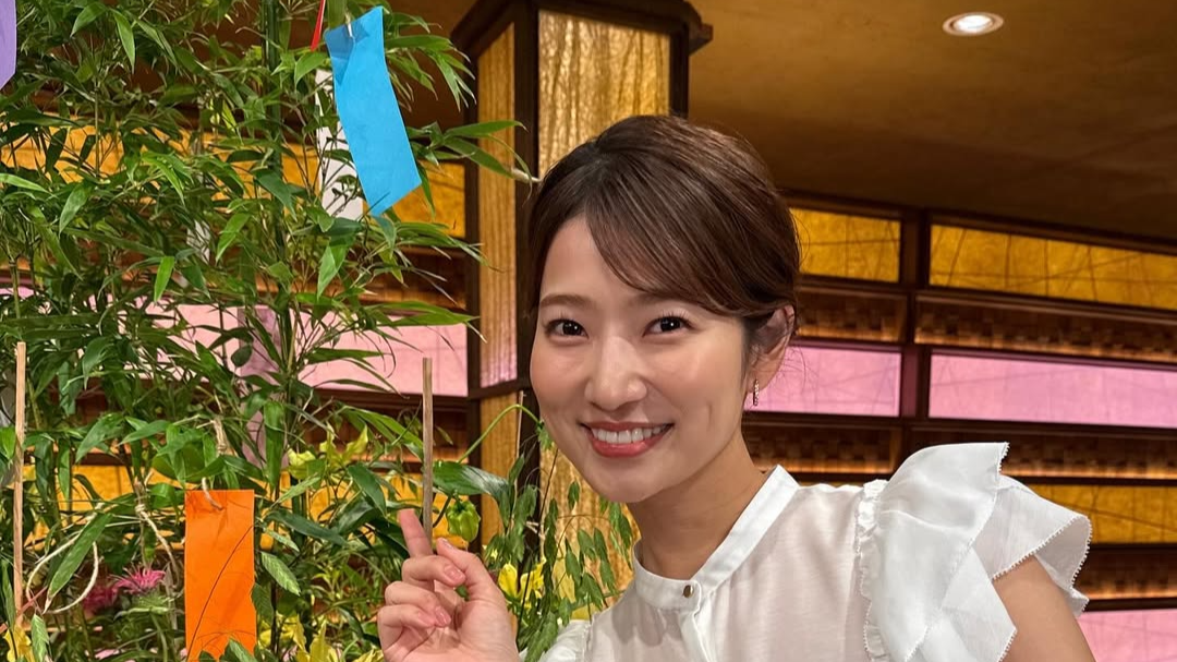 テレ朝アナウンサー・安藤萌々、七夕のスタジオで笹と短冊に囲まれ