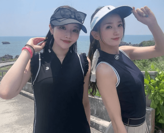「二人とも細身で、きれいだ。」沖縄に訪れたダブルゴルフ美女子、快晴のスイングショットにファン惚れ惚れ