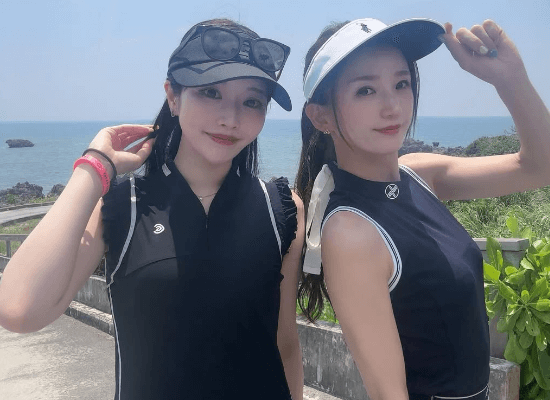 「二人とも細身で、きれいだ。」沖縄に訪れたダブルゴルフ美女子、快晴のスイングショットにファン惚れ惚れ