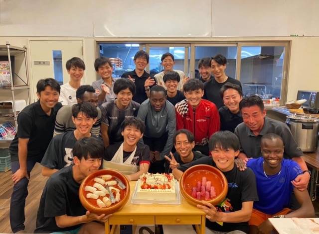 優勝の喜びを仲間とともに服部勇馬、駅伝勝利の寿司パーティーを報告