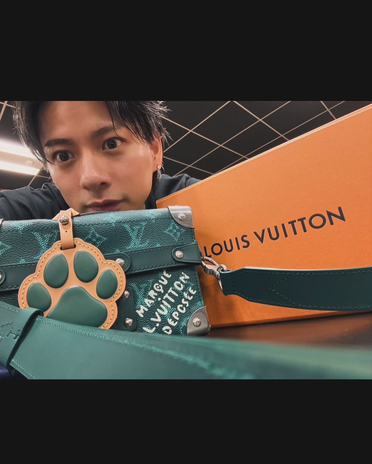 大人気アイドル平野紫耀にクリスマスプレゼントが！肉球チャーム入りバッグが話題に