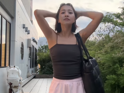 「シンプルで美しい」スポーツ美女子、施設の小道で披露した”サマーアウトフィット・ムービー”にファン見とれる！
