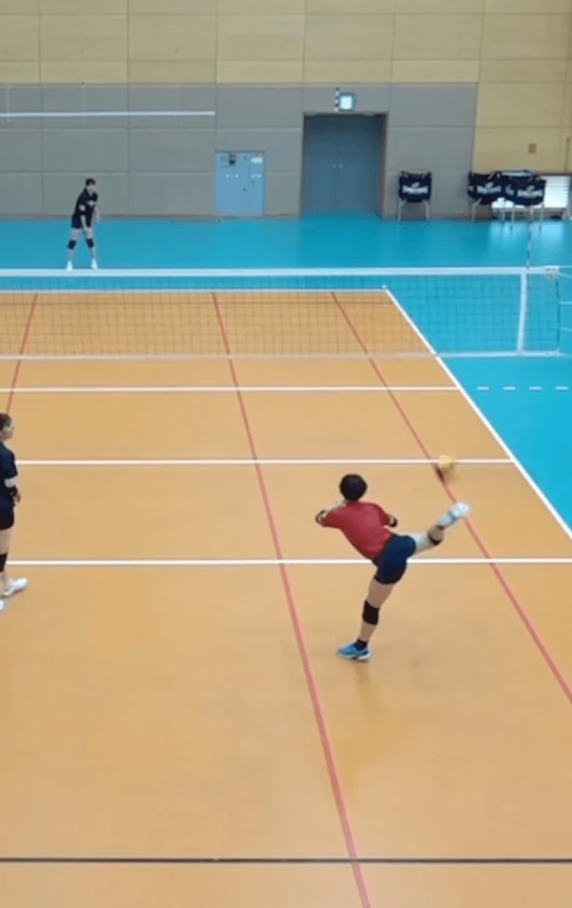 バレーボール選手が練習中に見せた神技！！