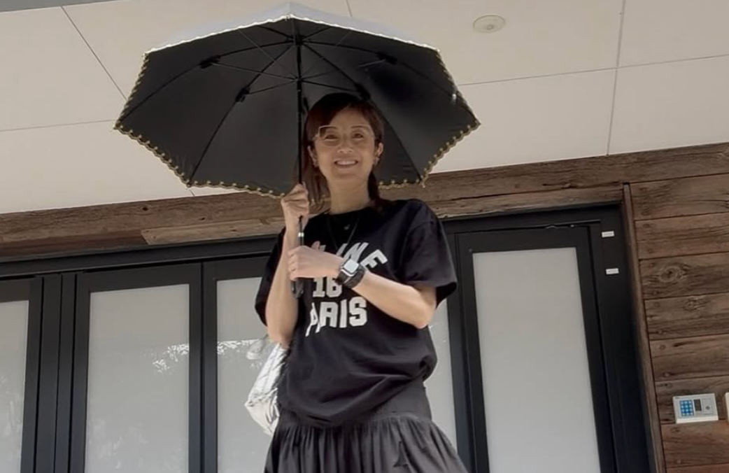 「傘も無力な強風に苦笑い？」高岡早紀、秋ライブ開催を発表＆夏コーデ姿も披露