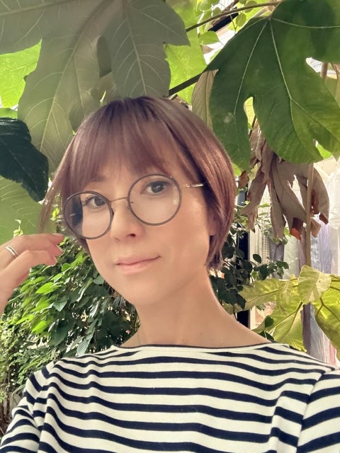 「ピンクの余韻が消えた髪色に映るhitomiの透明感。」ボーダーとショートヘアが生む「抜け感の美学」