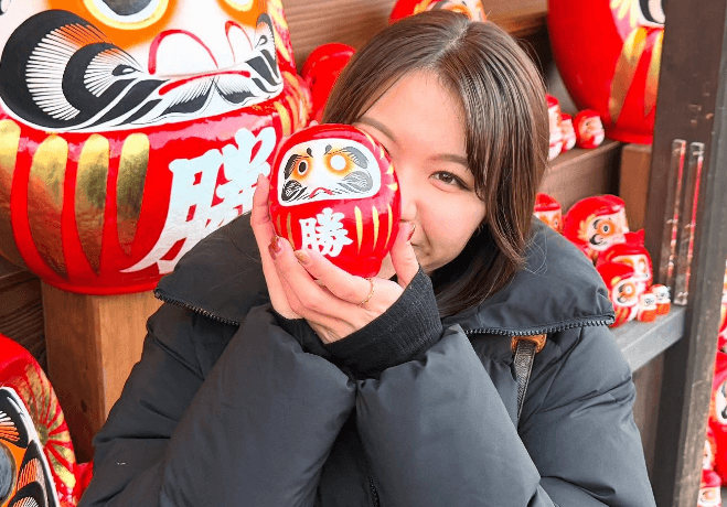 美女陸上選手、願いを込めた”勝ちだるま・ショット”を披露し話題沸騰！「日本代表入り目指して頑張って～」