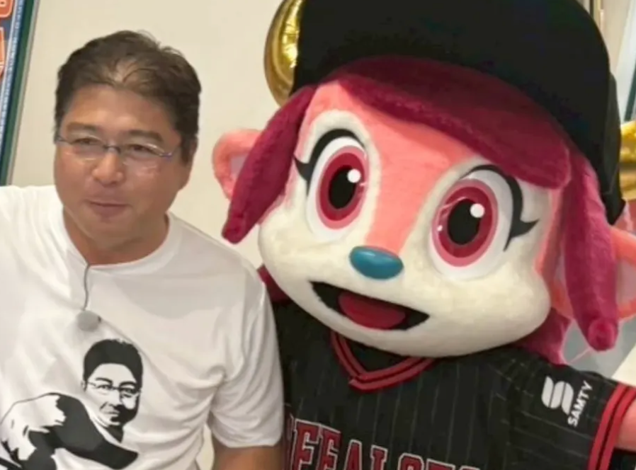 爽快ツーショット！真中満がバファローベルと仲良く登場