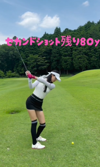 人気美女ラウンドガール、タイトミニウエアから超絶美脚のぞかせナイスショット