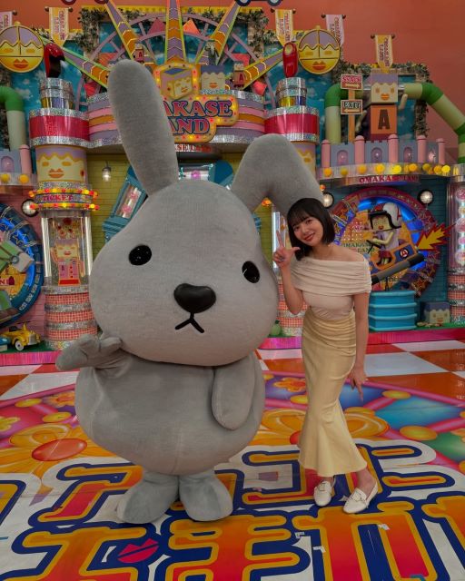 岡田紗佳、ラッピーと夢の共演。極彩色のステージで輝く最強スマイルショット