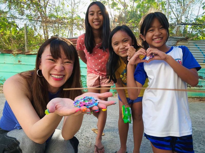 フワちゃんとフィリピンの子供たちの交流がほほえましすぎると話題に