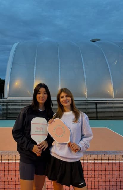 モデルのマギーが人生初のピックルボールに挑戦！思わず夢中に⁉