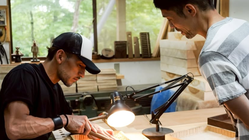 「腕の血管が話題沸騰！」中田英寿、滋賀で出会った“温もりの木工”と圧巻の存在感に注目集まる