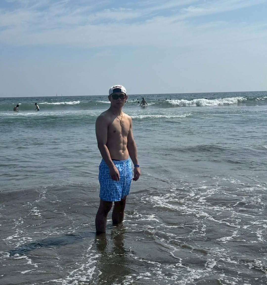 「バキバキ」格闘家・YA-MAN、由比ヶ浜の海で彫刻のような美しい体を披露！