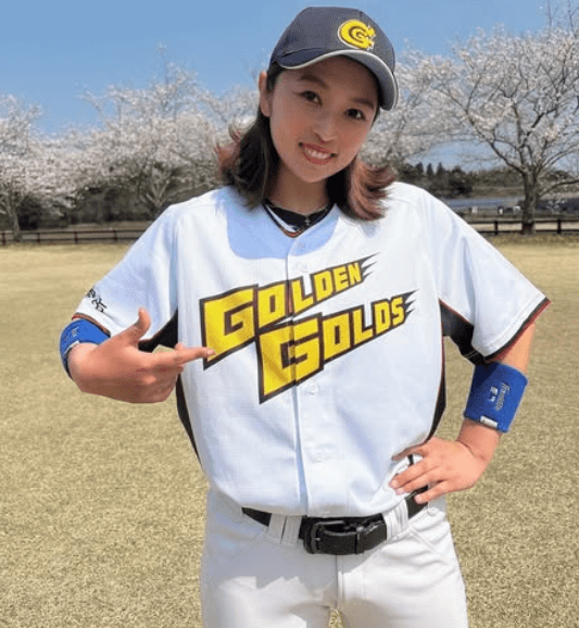 「見に行ってみたい！」野球美女子・ほさかなな、茨城ゴールデンゴールズのユニフォーム姿を披露！ファン歓喜「めっちゃかわいい」