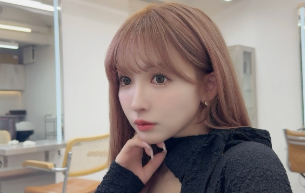 「新ヘアが可愛すぎる！」三上悠亜、ミルクティーピンクベージュの髪色を披露