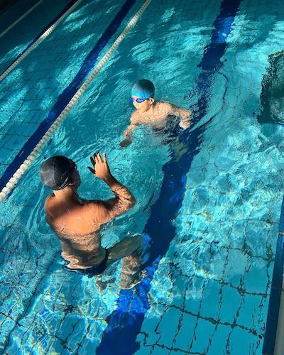 市川海老蔵が息子とプールでリラックス🏊‍♂️🏊‍♂️「カンカンの稽古の緊張をほぐしながら」