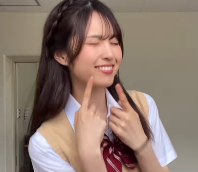 「レベチの可愛さ」制服姿の美人女優、”お～れ～の～・りりちゃん”ダンスを披露！ときめきモーションにファンハート・点火