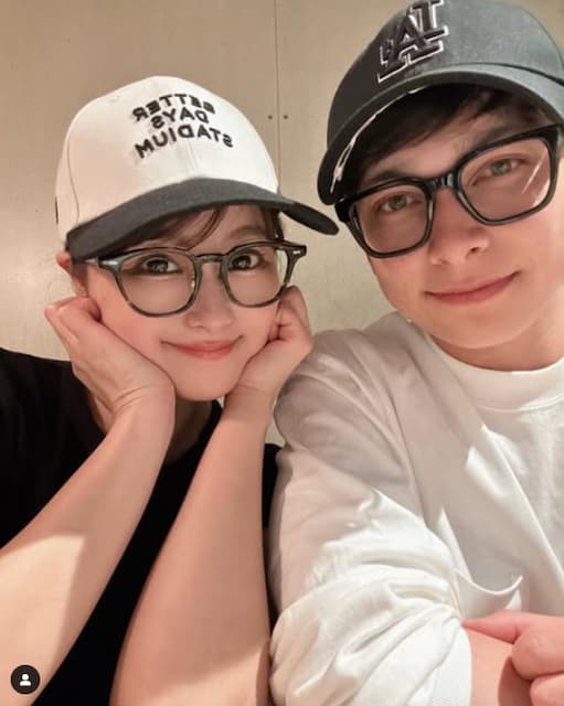 「カップルみたい！」鈴木奈々がペアルック風ショットを投稿！