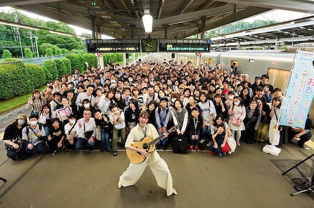 「餃子オンザライス！」で熱気最高潮　佐藤栞里が出張ラビューでファンと交流