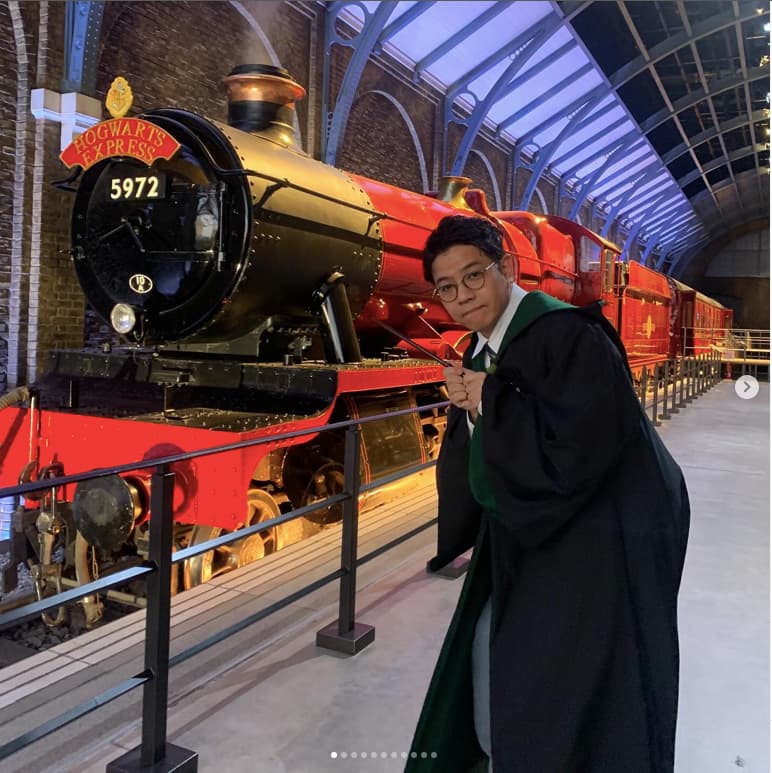 ミキ昴生、ハリーポッター姿を公開！現地の世界観に「続編ここで撮れるやん」