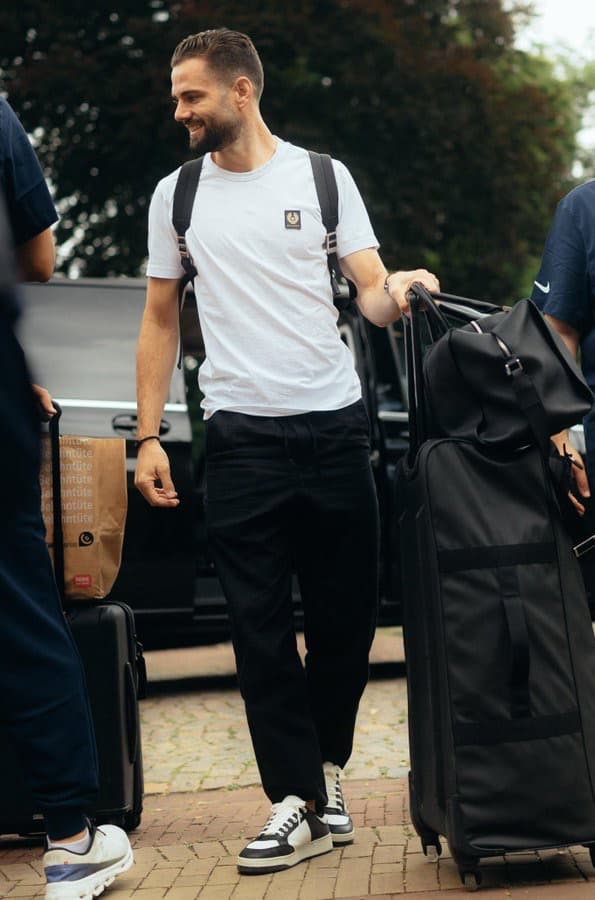 “穏やかな一枚” ナチョ・フェルナンデス、私服姿で見せた新天地での素顔