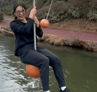 「水も滴るいい女？」美女アスリートが披露したアスレチックムービー！情熱ターザン＆ドボンシーンにファン歓喜「水も滴る良いKUNOICHII」