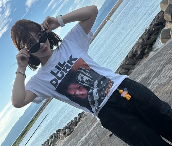 “線路＆海辺スナップ”大門莉珠、引退後も変わらぬ自然体ショットが話題に