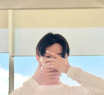 「これ着てアップしてます。」坂口涼太郎が共演者作成のTシャツを披露！