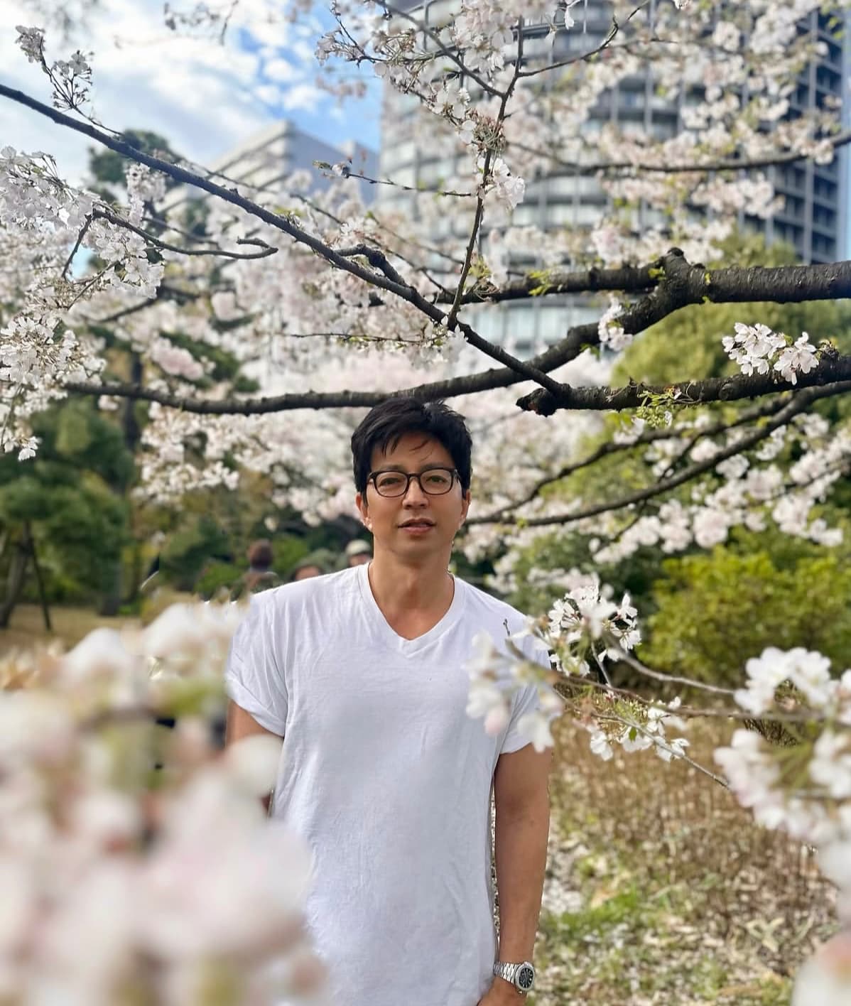 「映画のワンシーンみたいですね♡」大沢たかお、桜ショットにファン悶絶！