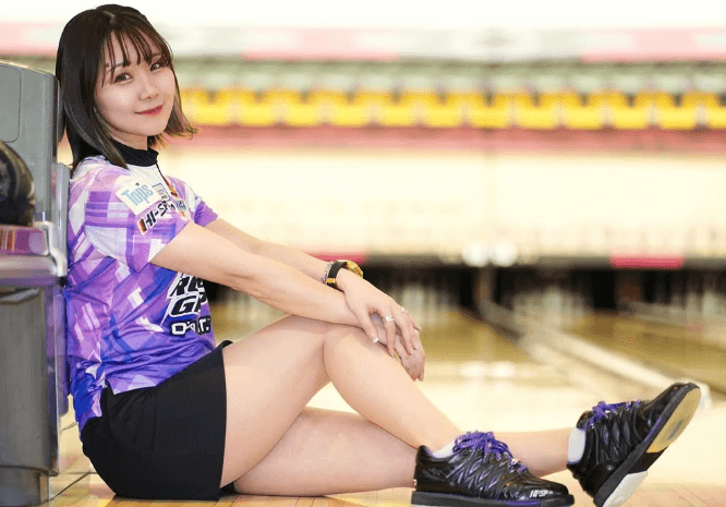 「今このポーズ流行ってるの？」ボウリング美女、場内の”ロマンティック・着座ショット”にファン悶絶！「モデルデビューかと…」