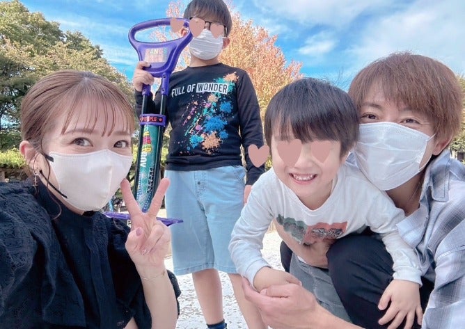 「美男美女ファミリー💓」辻希美が秋の公園で家族ショット公開🌟笑顔あふれる1枚🌈