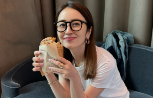 「笑顔とサンドとサングラス」矢田亜希子、休日のご褒美タイムに癒やされる
