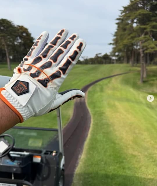 上原浩治がジャイアンツカラーのゴルフグローブを披露！ | 話題の投稿