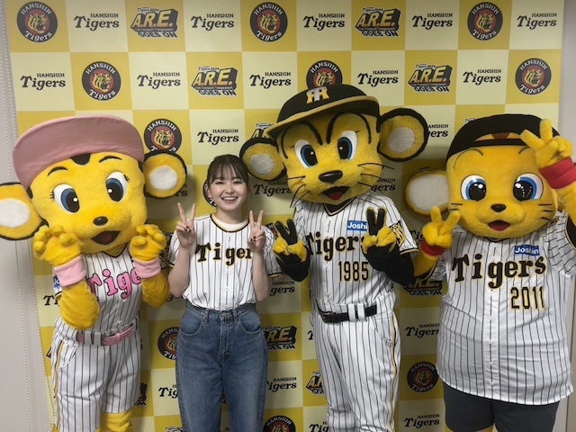 始球式に登場の大人気女優 2年前のリベンジは果たせずもマスコットたちと笑顔の4ショット