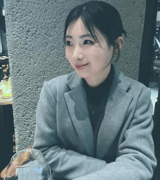 「君の瞳に…乾杯！」元プロテニス美女子・牛島里咲、ワイン片手の”お優雅ショット”にファンときめく「うわ！かわいい」