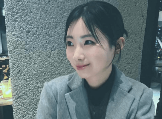 「君の瞳に…乾杯！」元プロテニス美女子・牛島里咲、ワイン片手の”お優雅ショット”にファンときめく「うわ！かわいい」