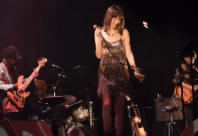 高岡早紀、美しいライブ姿を公開