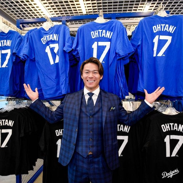 ドジャース移籍の山本由伸、同僚・大谷翔平の背番号「17」と満面の笑顔✨