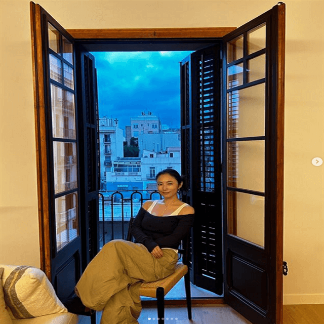 MEGUMI「INバルセロナ！」窓際でデコルテラインが美麗なフォトを公開し「お綺麗です」とファン称賛の嵐