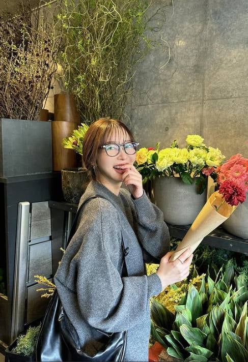 指原莉乃・花と共にお気に入りの私服を紹介！