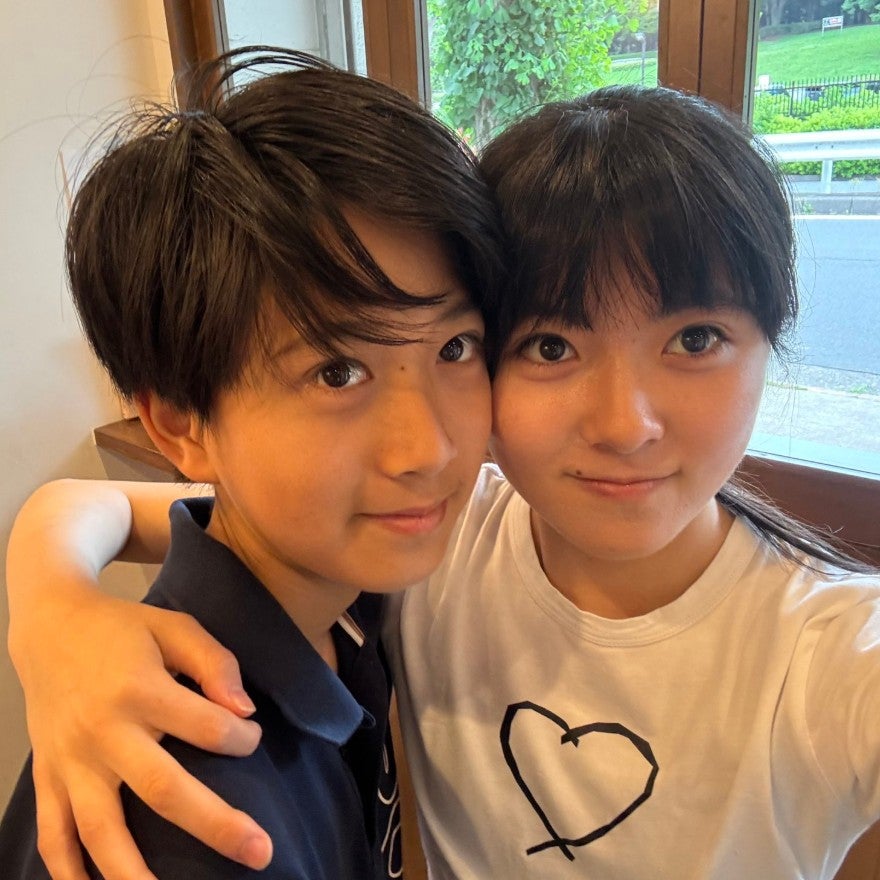 市川團十郎が麗禾＆勸玄の仲良しショットを公開「2人とも目が麻央さんにそっくり」「姉弟でこんなに仲良しなのが可愛い〜〜〜」と話題に