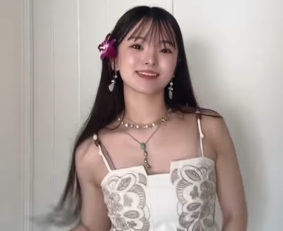 「可愛すぎる〜！悶絶」人気モデル、ルーム内で”アロハなフリフリダンス”を披露！ファンメロメロ状態「めちゃくちゃ可愛い〜」