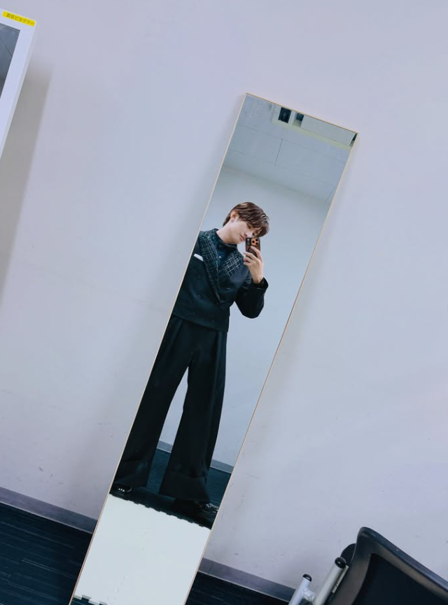 向井康二、初レッドカーペットの写真とドラマ放送の告知　ファンへ感謝のメッセージ