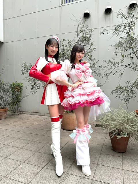 アイドル 宇咲、大好きなグラビアモデルとの美脚ツーショットでファンを魅了！