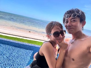 4児の母・元人気アイドル 夫婦密着2ショット公開に大反響 水着姿で登場で話題に