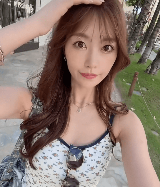 「べっぴんさん！」人気レースクイーン、アロハな街路樹を進む”モデル・ウォーキング”ムービーにファン歓喜！