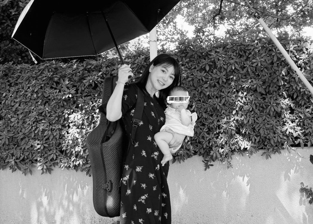 元Folder・AKINAが赤ちゃんとの2ショットを公開　ショルダー姿で笑顔のモノクロ写真も