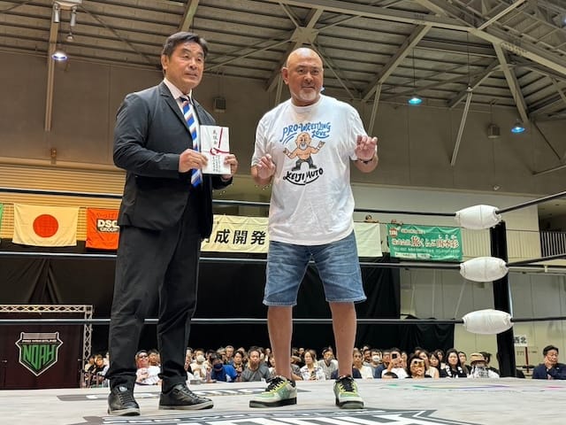 「元気になってくれたら幸いだ」レジェンドレスラーがリング上で義援金を渡す